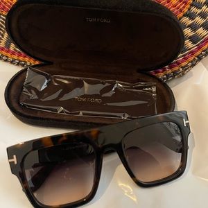 Tom Ford Sunglasses RENEE FT 0847 52B B DARK HAVANA/SMOKE SHADED